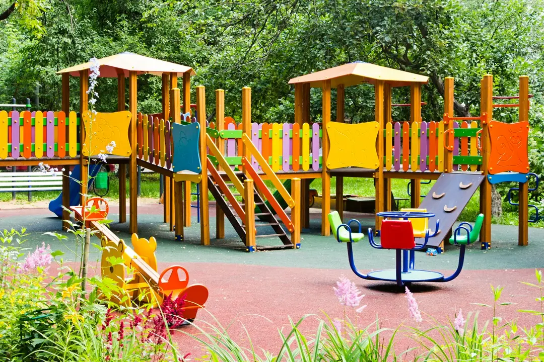 kolorowy plac zabaw dla dzieci