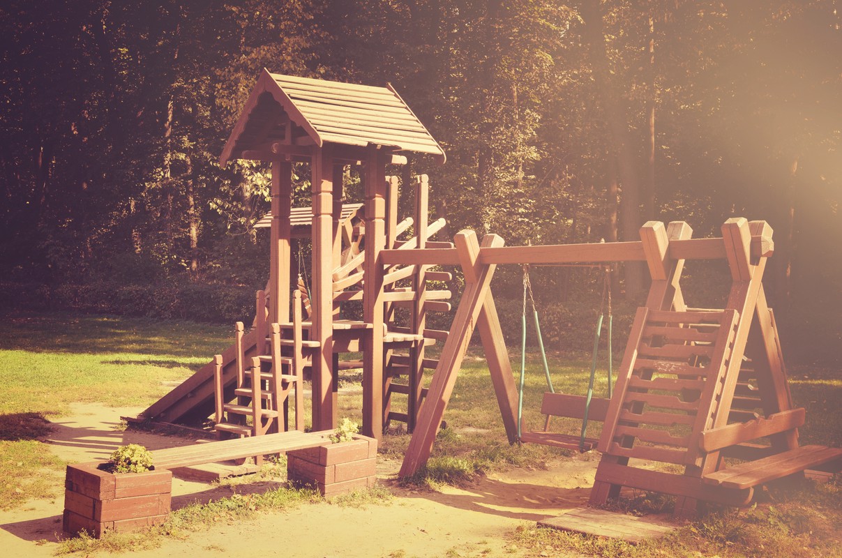 plac zabaw drewno