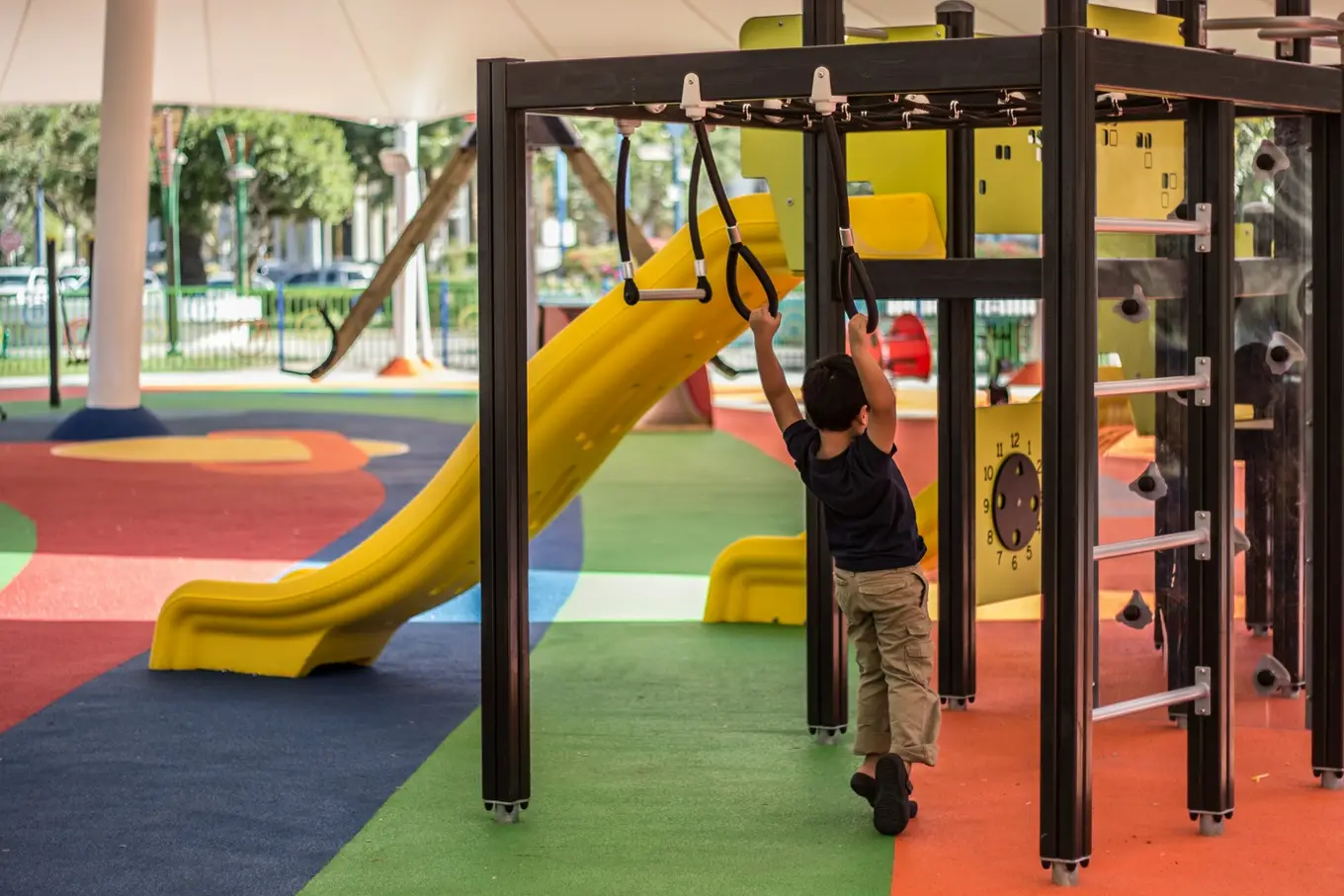 dziecko na placu zabaw